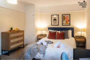 Draytonにある3 Bedroom House that Sleeps 6の大きな白いベッドと赤い枕のある寝室