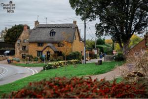 Draytonにある3 Bedroom House that Sleeps 6の道路脇の古煉瓦造りの家