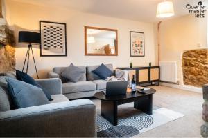 Draytonにある3 Bedroom House that Sleeps 6のリビングルーム(ソファ、ノートパソコン付きテーブル付)