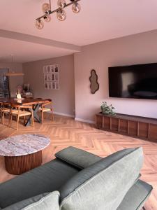 Televiisor ja/või meelelahutuskeskus majutusasutuses Modernes Haus mit Garten in Windberg, ruhig & zentral