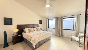 Ένα ή περισσότερα κρεβάτια σε δωμάτιο στο Ajijic Modern 1 Bedroom Home -Walk To Everything -Patio -Gym -Pickleball Court