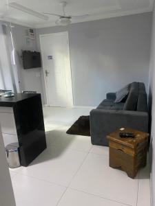 ein Wohnzimmer mit Sofa und Tisch in der Unterkunft Céu e mar Rua marechal Hermes da Fonseca 37 Praia Grande centro Espaço todo reservado para hóspede in Arraial do Cabo