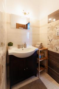 Ένα μπάνιο στο BNB Sklenarova Apartment with Balcony +31 φωτογραφίες