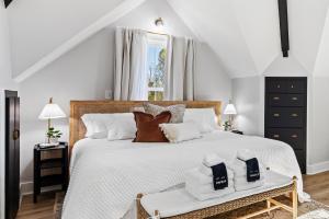 Ένα ή περισσότερα κρεβάτια σε δωμάτιο στο Skyline Retreat Views, Trails & Wineries