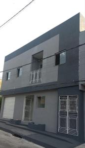 een grijs gebouw met ramen aan een straat bij Apartamento Completo aconchegante- Fácil acesso ao Aeroporto e a COP-30 in Belém