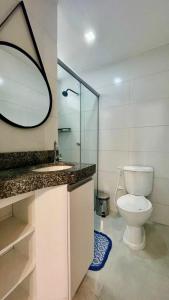 een badkamer met een toilet, een wastafel en een spiegel bij Apartamento Completo aconchegante- Fácil acesso ao Aeroporto e a COP-30 in Belém