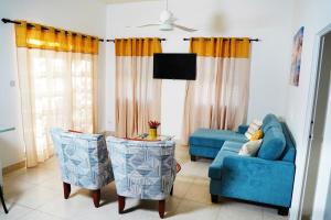 Μια τηλεόραση ή/και κέντρο ψυχαγωγίας στο Gated Property Family Ready walk to restaurants AC