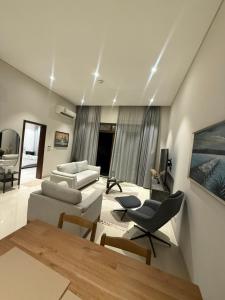 アズ・シーファーにあるVilla La Mer Sifahのソファとテーブルのあるリビングルーム