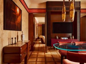 Una televisión o centro de entretenimiento en Orient Express La Minerva