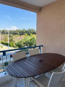 Balkón nebo terasa v ubytování IRIS VILLAGE, NEAR KINGS AVENUE MALL - By IMH Travel & Tours + 42 fotografií