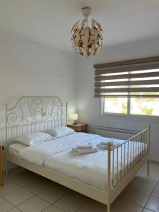 Postel nebo postele na pokoji v ubytování IRIS VILLAGE, NEAR KINGS AVENUE MALL - By IMH Travel & Tours