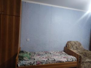 Ένα ή περισσότερα κρεβάτια σε δωμάτιο στο Дешева квартира