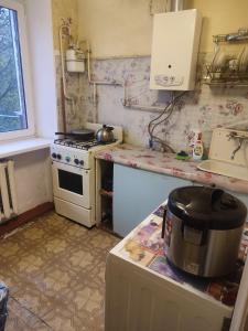 Η κουζίνα ή μικρή κουζίνα στο Дешева квартира +3 φωτογραφίες