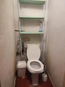 Ένα μπάνιο στο Дешева квартира