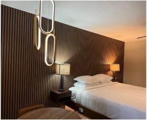 Ένα ή περισσότερα κρεβάτια σε δωμάτιο στο Lone Eagle Lodge