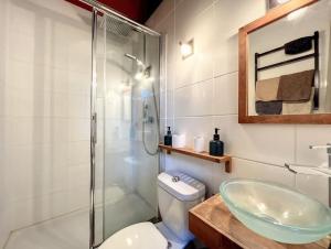 佩皮尼昂Agréable chambre d'hôte chez l'habitant的带水槽、马桶和淋浴的浴室