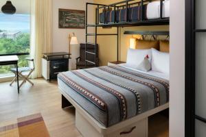 Ένα ή περισσότερα κρεβάτια σε δωμάτιο στο Moxy Fayetteville