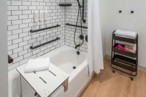 Ένα μπάνιο στο Moxy Fayetteville +32 φωτογραφίες