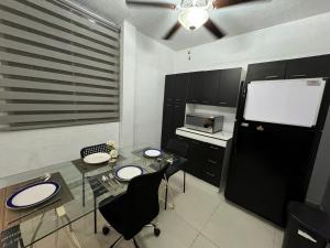 a small kitchen with a table and chairs and a counter at Excelente apartamento para 4 personas in Monterrey