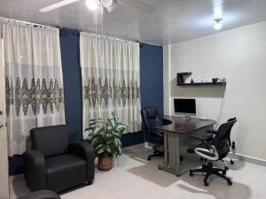 an office with a desk and chairs and a computer at Excelente apartamento para 4 personas in Monterrey
