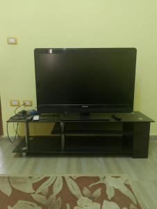 Μια τηλεόραση ή/και κέντρο ψυχαγωγίας στο شقة جميلة فى العبور الحى التاسع مكيفه بالكامل وفيو حديقة