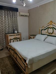 Ένα ή περισσότερα κρεβάτια σε δωμάτιο στο شقة جميلة فى العبور الحى التاسع مكيفه بالكامل وفيو حديقة +3 φωτογραφίες