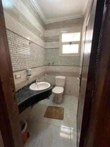 Ένα μπάνιο στο شقة جميلة فى العبور الحى التاسع مكيفه بالكامل وفيو حديقة