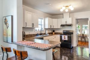 Køkken eller tekøkken på Red Door Bungalow Downtown Pensacola