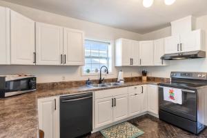 Køkken eller tekøkken på Red Door Bungalow Downtown Pensacola + 10 billeder