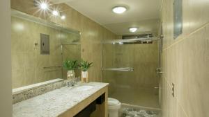 Koupelna v ubytování Coati Arenal Lodge + 73 fotografií