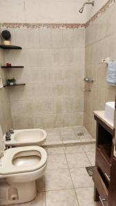 a bathroom with a toilet and a shower and a sink at Sala en Casa Familiar para 2 personas in Asuncion
