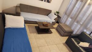 a living room with a couch and a coffee table at Sala en Casa Familiar para 2 personas in Asuncion