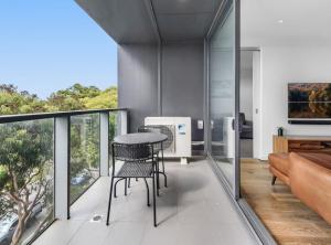 テンターフィールドにあるCharming 1-Bed Farm Cabin with Wood Fireのリビングルーム(テーブル、椅子付)