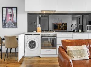 テンターフィールドにあるCharming 1-Bed Farm Cabin with Wood Fireの部屋に洗濯機と乾燥機を備えたキッチン