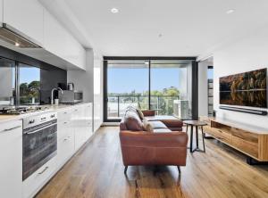 テンターフィールドにあるCharming 1-Bed Farm Cabin with Wood Fireのソファのあるリビングルームと窓のあるキッチン