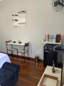 a living room with a table and a dining room at Hospedagem Altas da Quitéria Suíte 01 in Catas Altas