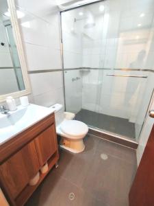 Ένα μπάνιο στο Oceanview Apartment in Huanchaco