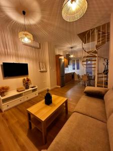 ein Wohnzimmer mit Sofa und Tisch in der Unterkunft Casa Villamezquita in Villarrasa