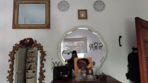 a mirror on a wall next to a wooden table at Encantador estudio en Chacaito- Excelente ubicación in Caracas +9 photos
