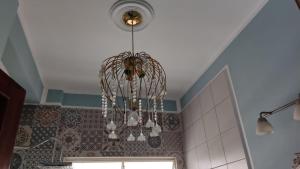 a chandelier hanging from a ceiling in a kitchen at Encantador estudio en Chacaito- Excelente ubicación in Caracas