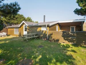 a wooden house with a picnic table in front of it at Seaside Escape in Sonderho - By Traum Ferienwohnungen in Fanø