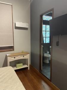 une chambre avec un lit et une salle de bains avec un miroir dans l'établissement Excepcional apartamento en Palacio Salvo, à Montevideo
