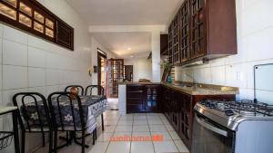Η κουζίνα ή μικρή κουζίνα στο Casa em Aquiraz com Piscina 10 min do Beach Park