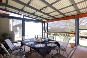 ein Esszimmer mit Tisch und Stühlen in der Unterkunft Heritage Home with BBQ & Outdoor Fire Pit in Tenterfield