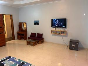 a living room with a flat screen tv on the wall at Petit palais in Dakar