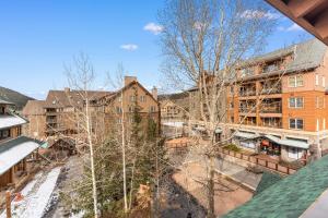 eine Luftaufnahme einer Stadt mit Gebäuden in der Unterkunft Arapahoe Lodge 8137 in Snake River Health Services Incorporated Heliport