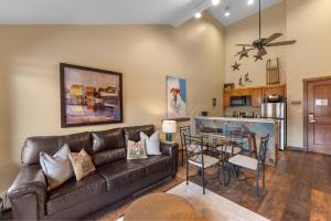 ein Wohnzimmer mit Sofa und Tisch in der Unterkunft Arapahoe Lodge 8137 in Snake River Health Services Incorporated Heliport