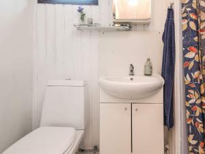 Koupelna v ubytování 6 person holiday home in Ørsted-By Traum + 31 fotografií