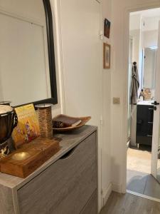 a room with a dresser with a mirror on it at Studio belle vue in Sète