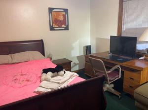 キシミーにあるRed brick houseのベッドルーム(テディベア付)